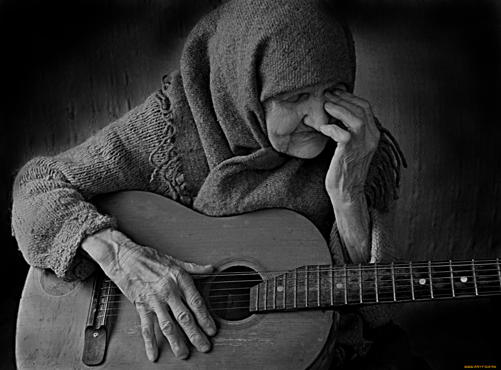 Песни грусти и печали. Бабка с гитарой. Грустная гитара. Грустный человек с гитарой. Плачущий гитарист.